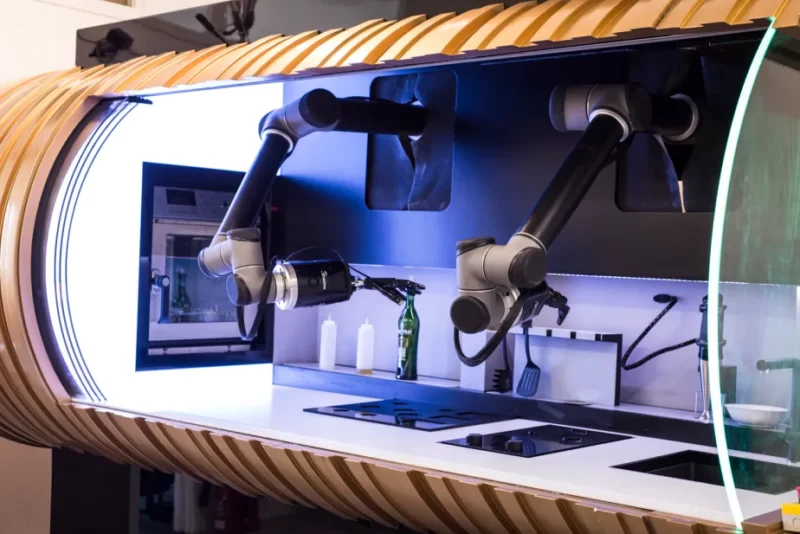 یک نمونه اولیه از آشپز رباتیک Moley Robotics در یک محیط آشپزخانه مدرن.