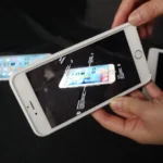 هاک Pointshop AR: یک کاربر در حال تعامل با یک برنامه AR-powered برای مشاهده اطلاعات محصول در مورد یک گجت.