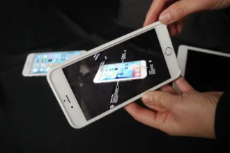 هاک Pointshop AR: یک کاربر در حال تعامل با یک برنامه AR-powered برای مشاهده اطلاعات محصول در مورد یک گجت.