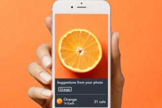 ویژگی Snap It در برنامه Lose It! که نشان می‌دهد کاربر در حال گرفتن عکس از غذای خود است.