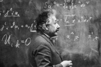 Salesforce Einstein یک ابتکار مبتنی بر هوش مصنوعی است که هدف آن تغییر نحوه عملکرد مشاغل است.