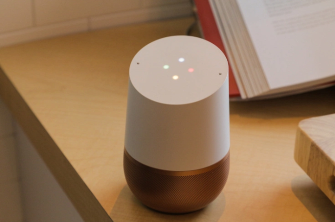 لوگوی Google Assistant با پیامی که نشان می‌دهد این پلتفرم به روی توسعه‌دهندگان شخص ثالث باز می‌شود.