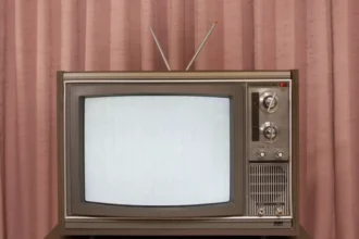 دستگاه TVision که حرکات چشم و پاسخ های عاطفی بینندگان را ردیابی می کند.