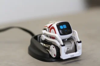 کودکی که از اپلیکیشن Cozmo Code Lab برای برنامه‌ریزی ربات Cozmo استفاده می‌کند.