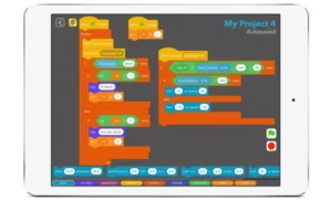  کودکی که از اپلیکیشن Cozmo Code Lab برای برنامه‌ریزی ربات Cozmo استفاده می‌کند.