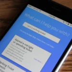 لوگوی DoNotPay و یک عکس از رابط کاربری این پلتفرم که گزینه‌های ربات‌های قانونی مختلف را نشان می‌دهد.