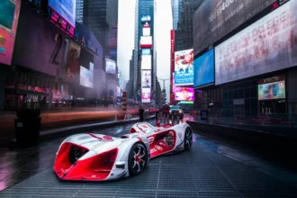 خودروی بدون راننده Roborace DevBot در پیست در نیویورک.