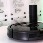 جاروبرقی رباتیک iRobot Roomba با پس‌زمینه‌ای تار از یک فضای داخلی منزل،  با تاکید بر حریم خصوصی داده‌ها.
