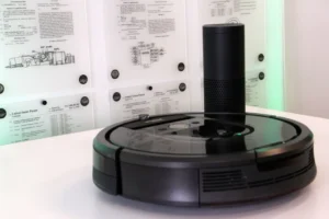 جاروبرقی رباتیک iRobot Roomba با پسزمینهای تار از یک فضای داخلی منزل، با تاکید بر حریم خصوصی دادهها.