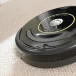 کولین انگل، مدیرعامل iRobot و دنیس گیونو، مدیرعامل Robopolis هنگام اعلام خبر خرید، دست همدیگر را می فشارند.