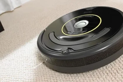 کولین انگل، مدیرعامل iRobot و دنیس گیونو، مدیرعامل Robopolis هنگام اعلام خبر خرید، دست همدیگر را می فشارند.