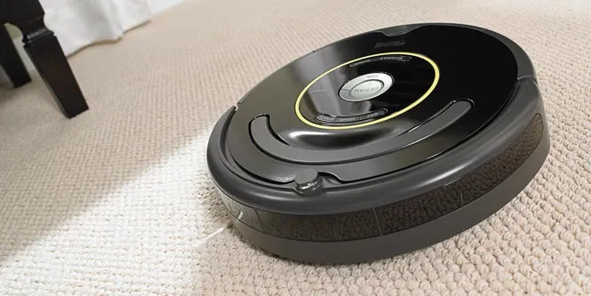 کولین انگل، مدیرعامل iRobot و دنیس گیونو، مدیرعامل Robopolis هنگام اعلام خبر خرید، دست همدیگر را می فشارند.